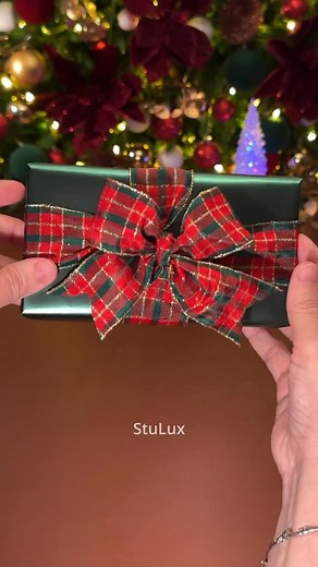 18K views · 3.7K reactions | Classic & Timeless Christmas Bow ❄️  COMMENT ‘SLOW’ if you need a STEP-BY-STEP tutorial for this wrapping technique  Images Captured and Edited by @stulux_ #christmas2025 #christmascountdown #christmas #stulux #246stulux | StuLux Gift Wrapping | Facebook