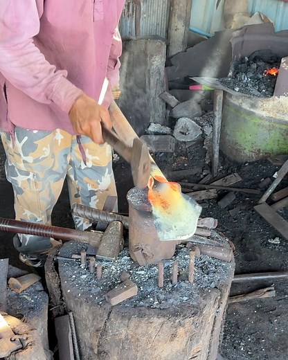 4.5K views · 33 reactions | tips and tricks to make a post hole digger from metal tube #MetalWorks #me #tips #talented #oldschool | METAL WORKS | Facebook