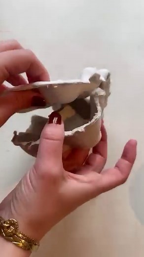 16K views · 37 reactions | Un petit DIY adorable pour un brunch de St Valentin, cette boite à oeufs en argile imaginée par @homeinspiration_bymt 殺 © Crédit video  @homeinspiration_bymt . . . #valentinesday #valentinesdaygift #valentinesdaygiftideas #valentinesdaygiftdiy #saintvalentin #cadeaudesaintvalentin #cadeaudesaintvalentindiy #boiteaoeufsdiy #eggboxcrafts #eggboxdiy #saintvalentinesday #ideecadeaudesaintvalentin | Hëllø | Facebook