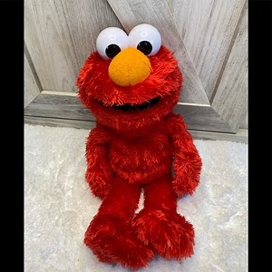Sesame Street Love to Hug Elmo: Talking, Singing, Hugging, 14-Inch Figure