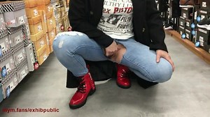 Sin bragas en una zapatería