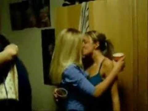 4 Drunk Girls Kissing