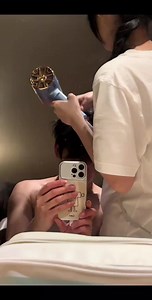 Xem người ta sấy tóc cho bạn gái mãi cũng quen, tự nhiên tò mò không biết người yêu các ông có bao giờ chủ động sấy tóc cho các ông chưa? Chắc là chưa đâu ha, toàn phải tự xử chứ gì. Người yêu các ông ghê gớm thật á. Chẳng bù cho người yêu tui, cứ thấy tóc tui ướt là lại xót xa rồi đè ra sấy cho bằng được. Ôi áp lực quá cơ #couple #couplelove #tinhyeu #crush #thichdichs1mk