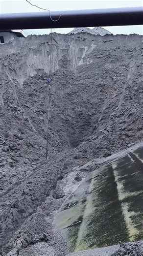 Barge unloading 3500 tons of alluvial sand | USA Machines Channel