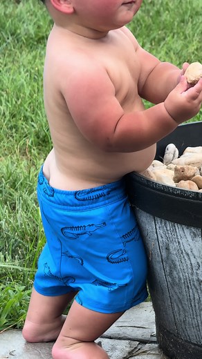 Not sure if it’s the ass crack hanging out or the the bubble belly hanging over the edge for me 🤣 #baby #funny #fat #chubby #11months #sahm #sahmlife #summer #letthem