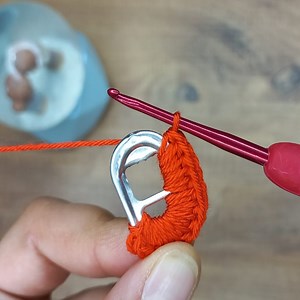 a great reversible loop knitting pattern #knittingaddict #knitwear #knittinglove #wool #knitter #yarnlove | Knitting Fashion