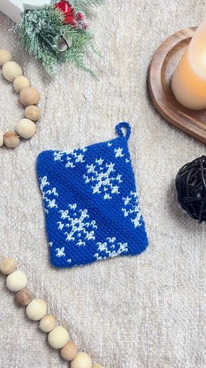 New Free Crochet Pattern: Double Thick Diagonal Snowflake Potholder ❤️️ --> https://www.nickishomemadecrafts.com/snowflake-double-thick-potholder/ Ravelry: https://www.ravelry.com/patterns/library/snowflake-potholder-6 Video: https://youtu.be/uG0tAwb3PVw Get all 30 Patterns of the Advent Calendar MCAL here: https://nickinhc--nickishomemadecrafts.thrivecart.com/crochet-gifts-made-easy-vol2/?ref=fbpagereeltue I used Premier Yarns for the yarn! #crochet #crochetsnowflake #crochetpotholder | Crochet