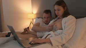 Belle-mère aide à jouir beau-fils dans un lit commun avec une branlette et une chatte rasée, mais ne peut pas...