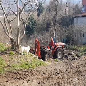 Antonio Carraro TRX9900 Fertilizer Loading with Assistant Scoop | Latest machines
