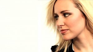 微笑着漂亮的金发女孩的肖像 库存影片视频（100% 免版税）247831 | Shutterstock