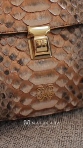 2.5K views · 14 reactions | Bolsa Python Milonguita, a versatilidade atinge um novo patamar. Seu design compacto é ideal para quem precisa de uma bolsa que se ajuste a diversas situações sem comprometer o estilo. A pele de python confere um charme exótico, enquanto a estrutura garante que você possa carregar o essencial de forma prática e organizada. ‌ #Fashionista #Python #Outfitinspiration #ModaCouro #Bolsa | Malacara | Facebook