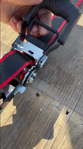 How to undo a ratchet strap