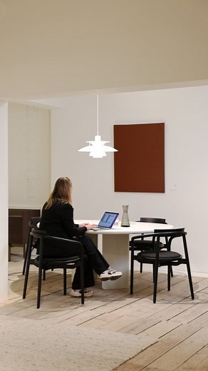 Upholstered or not? No need to choose 😊 #chairdesign #interiordesign #binnenkijken #interieurinspiratie | AMBERTREE