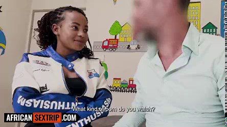 Grosse salope noire aux fesses épaisses, baisée en levrette, vue subjective, dans une scène de sexe interracial.