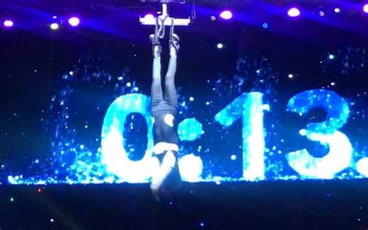 美女上台被紧身衣束缚，第三人称视角