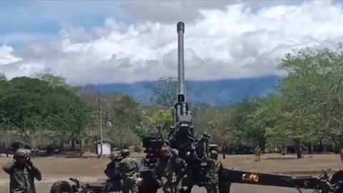Colombian army shells guerilla position with a 155mm howitzer