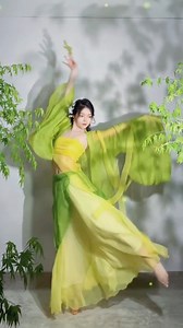 Camouflaged against the verdant foliage in green hanfu, this Chinese artist stages a one-woman beauty pageant showing the subtle elegance of traditional Chinese attire and dance. #Heritage #FunChina | China Plus Culture