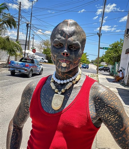 “He cut off his nose, lips… and still found love” 😳🔥 Anthony Loffredo’s transformation into the “Black Alien” keeps pushing boundaries — and his latest photos left everyone stunned. See the images no one can stop talking about in the comments below 👇📸 | Stories of the Day