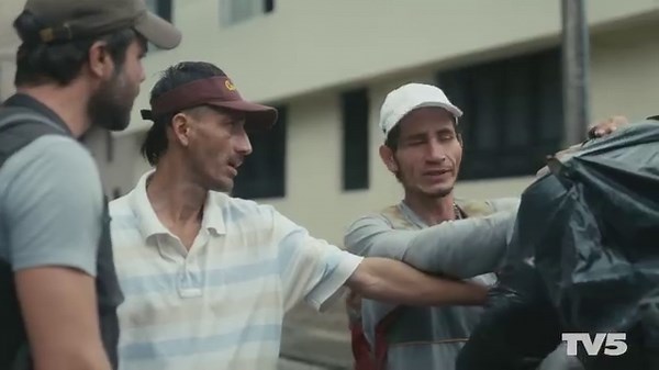 VIVRE AUTREMENT | À Ibagué, en Colombie, un groupe d'individus vit dans un tunnel sous les artères de la métropole, confronté à des conditions de vie extrêmes.  Peuples souterrains, vendredi 21h.  Aussi disponible sur TV5Unis. | TV5.ca | Facebook