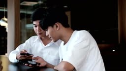 jungen Mann mit Handy. Teenager-Freunde scannen Code auf dem...
