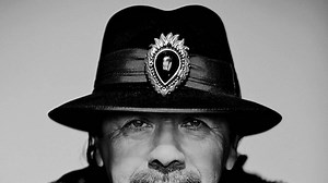 Carlos Santana pospone conciertos de su gira por orden médica