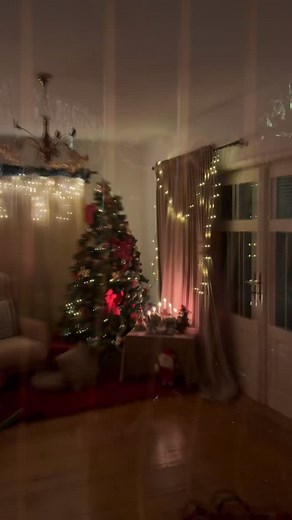 42 reactions · 20 shares | Astăzi îți arăt în premieră cum arată decorul meu de Crăciun! Lumini calde, detalii festive și atmosfera perfectă pentru cele mai frumoase fotografii ale iernii. ❤️ Dă play și intră în poveste! Programările pentru 1–20 decembrie sunt deschise în Comănești.  0756423668 #dhp #davidhphotography #photodinsuflet #foryou #Christmas #canon6d #canonromania | Davika Photography | Facebook