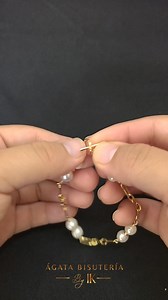 Idea que puedes realizar utilizando perlas cultivadas, cristal y Cadena 🌷💕 todos los materiales disponibles en tienda ✨ Materiales: - Alambre #22 - Perlas cultivadas orificio grande - Cristal gota transversal - Cadena ch. de oro - Bola lisa 3mm - Broche T | Ágata bisutería By IK