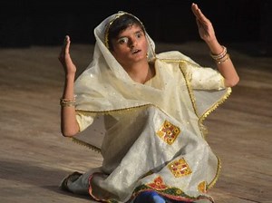 OMG! पांव नहीं हैं, हाथों से कर दिया डांस