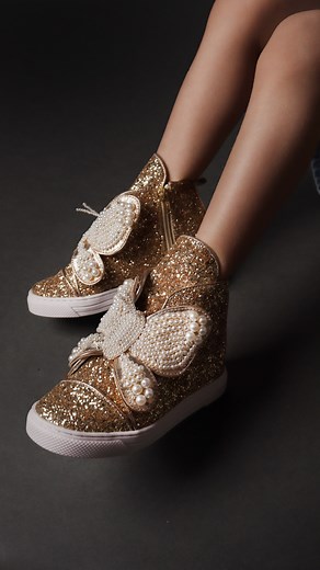 Além de conforto e beleza, nossos sapatinhos carregam muito brilho! 曆 Neste modelinho, o destaque fica por conta da borboleta, que deu todo o charme!  #amoreco #amorecocalcados #kidshoes #calcadosinfantis #tenis | Amoreco | Facebook