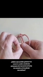 Posavasos Macrame en Forma de Corazón 💟 Siga a @allmanualidades para mas inspiraciones 🛑 Si quieres aprender este bello arte desde cero junto a una experta y realizar más de 20 piezas únicas. Ve al LINK de mi PERFIL para obtener información de nuestro Curso Online de Macramé 🙌🏻 #macrameespaña #macrameargentina #macramechile #macramelover #mexico #tejidoartesanal #emprendimiento #mujeres #hechoamano #handmade #macrame #EEUU | All Manualidades