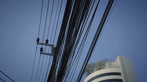 「市内の高圧電力を輸送する電力線ケーブル」の動画素材（ロイヤリティフリー）3893615769 | Shutterstock