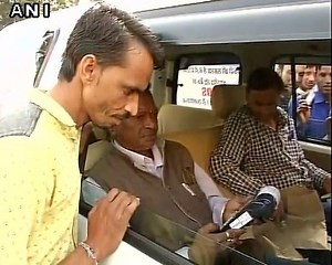 लो शुरू हो गई माइक्रो फाइनेंस सुविधा, पैसे बांटने घर पहुंचा एटीएम, तस्वीरें