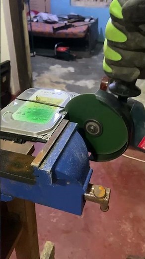 5 DANGEROUS Mistakes When Cutting Computer Disks with an Angle Grinder