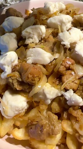 Vegan Poutine!!!! 🇨🇦 My dinner last night after finally finding some decent vegan cheese curds. Such a quick and easy dinner too. Crispy fries, Simply Organic vegetarian brown gravy, crumbled beyond sausage and onions fried up in a pan, and VEGCHEESE vegan cheese curds. They get so soft and melty in the hot gravy and have a really nice, mild, slightly salty, creamy flavour. Highly recommend. #avirtualvegan #vegandinnerideas #veganpoutine #veganfood | A Virtual Vegan