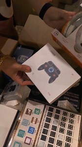 11K views · 44 reactions | Original Mystery box. ALL ELECTRONIC ITEMS.! Parang tablet lang ang binili nyo sa presyo ng buong box. The rest freebies na HAHHAHAHA. Legit na Mystery box mga madam ha, hindi galing sa nakaw.藍 | Fashionolics | Facebook