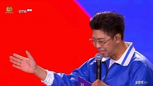 39K views · 979 reactions | Anh đại sứ chiến dịch "Không Một Mình" Mono bất ngờ nhận cuộc gọi từ anh công an bên Cam ngay trên sân khấu. #Mono #KhongMotMinh #MonoAndTheFirst | Mono And The First | Facebook