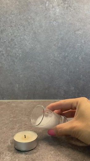 Kdo nezkusil, tak neví⁉️‼️ Jak je to možné? Při reakci sody a octu vzniká oxid uhličitý, který když se přiblíží k hořící svíčce, tak plamen zhasne. #veda #pokus #fyzika #chemie #plamen #ocet #soda | Mateřská Hravě