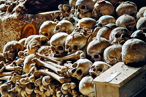 Cimitero delle Fontanelle di Napoli, ci sono 200mila euro per riaprirlo. Sarà gestito da privati
