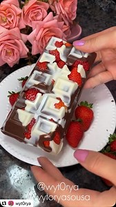 Que tal uma dica de faça e venda para sua Páscoa econômica e saudável? 🍫🐰 A @wyt0rya trouxe essa opção de barra com morango, que pode ser feita com qualquer fruta, além de ser uma delícia, o visual fica incrível, use a forma BWB para produzir a sua e garanta chocolates e coberturas com o melhor preço do mercado nos nossos endereços! 🤩 Forma Especial (Três Partes) 9664 - Barra de Chocolate Especial Comp.: 160mm x Larg.: 80,5mm x Alt.: 22mm R$6,49 Garanta na Vivian Festas mais próxima de você, 