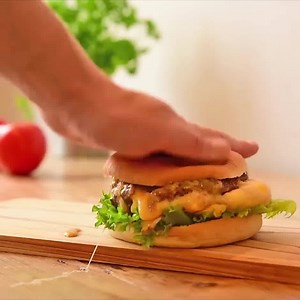 One exploding cheeseburger to rule them all! Tagga någon som behöver denna i sitt liv. | Matbibeln