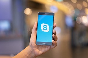 CHIANG MAI, THAILAND - Oct. 28,2018: Man Holding HUAWEI with Skype Apps Editorial Stock Photo - Image of device, illustrative: 150858173
