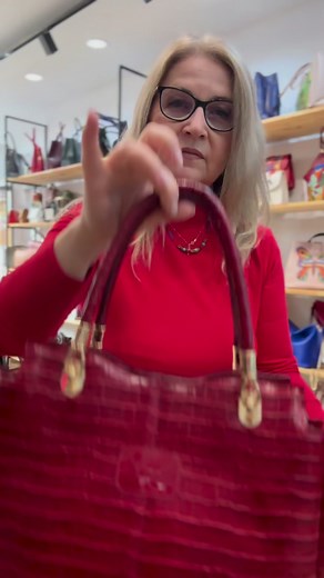 4.6K views · 58 reactions | Reduceri - volart.ro #artizaniromani #leatherbagsforwomen #foryoupage #FabricatInRomania #gentipiele #handmade #leatherbag #foryou #leatherbags #volart | VOL | Facebook