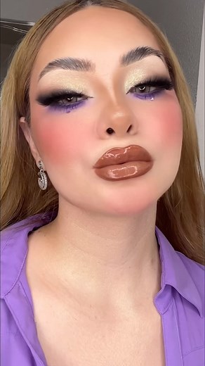 Tutorial 💜 Palette @prolux_cosmetics Eyeliner gel @prolux_cosmetics Lip gloss @pxlook_cosmetics Lashes “Leo “ y “acuario “ @prolux_cosmetics #proluxcosmetics #proluxbabe #proluxmakeup | Makeup elii