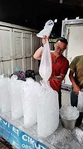 Does the service have to be different for buying a lot or a little ice? 🤔🥶🧊 #asmr #icetube