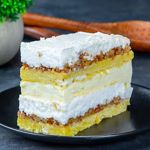 Am impartit reteta cu toti oaspetii. E bestiala aceasta prajitura cu nuci si bezea Ingrediente: pentru blat: făină - 300 g unt - 200 g gălbenușuri - 4 buc zahăr - 50 g zahăr vanilat - 10 g praf de copt - 5 g Dimensiunea blatului 22 X 28 cm pentru compoziția de nucă: miez de nucă - 250 g La cuptor 180°C pentru 20 min pentru bezea: albușuri - 4 buc zahăr pudră - 180 g amidon - 10 g La cuptor 150°C pentru 20 min pentru cremă: gălbenușuri - 2 buc zahăr - 40 g zahăr vanilat - 10 g amidon - 40 g lapte