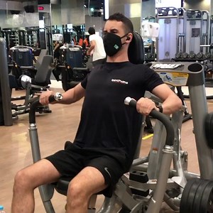 Supino declinado máquina . . . Ótimo exercício para peitoral, e tríceps 💪🏻 . . . Muito bem utilizado para alunos se queixam de dores no ombro, pois declinado tem menos ativação de deltoide 🔥🚀 | Bechara Personal