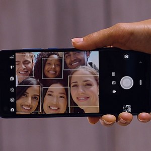 Ativar a câmera, sorrir e click! Com a captura automática de sorriso do novo motorolaone vision a selfie perfeita ficou fácil assim. | Motorola