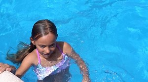 Little Girl Swimming Pool Stock Footage Video (100% Royalty-free) 1013244278 | Shutterstock