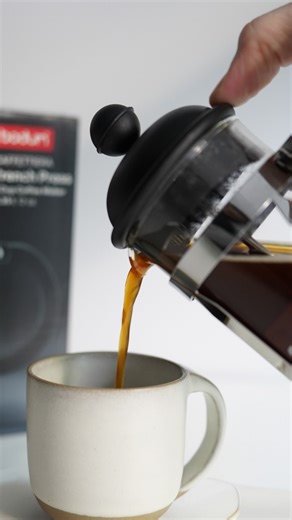 Cafetera Bodum ⭐ ✅ Nuestra cafetera de émbolo JAVA tiene un diseño icónico y de estilo retro con todas las cualidades modernas necesarias para producir un café rico y lleno de sabor. ✅ Simple, atractiva y rápida, la JAVA transforma en unos minutos granos de café molido grueso y agua caliente en la bebida más estimulante. ❄️ ¡LLEGÓ EL WINTER SALE A DH! ❄️ Entrá en nuestra web: www.duvet.com.ar Hasta 3, 6, 9 y 18 CUOTAS SIN INTERÉS 💳 Hasta 40% off ❗ Envíos GRATIS a partir de los $500.000.- pesos 