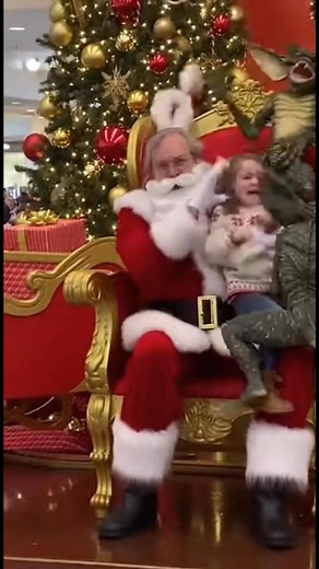 😱😰(GREMLINS) Is this little girl on the naughty list or WHAT?? Santa did LITERALLY nothing 😭🎅 #gremlins #gremlinenergy #mallsanta #holidayhorror | Tales That Shouldn’t Be Told